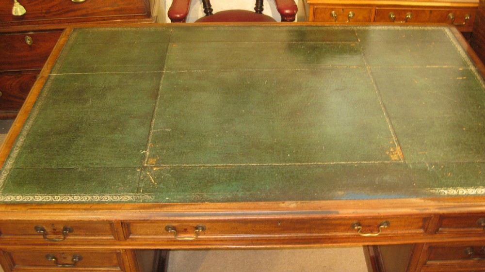 Lovely quality Victorian mahogany pedestal partners desk View III