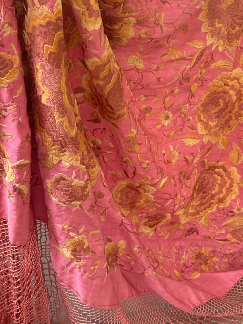 ANTIQUE EMBROIDERED CHINESE SILK PIANO SHAWL C1920 - ADDITIONAL PHOTO 4