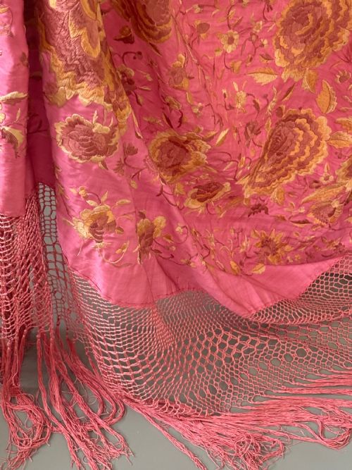 ANTIQUE EMBROIDERED CHINESE SILK PIANO SHAWL C1920 - ADDITIONAL PHOTO 5