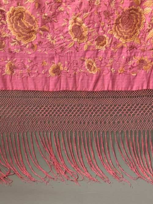 ANTIQUE EMBROIDERED CHINESE SILK PIANO SHAWL C1920 - ADDITIONAL PHOTO 6