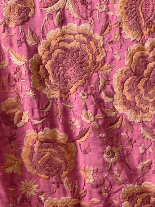 ANTIQUE EMBROIDERED CHINESE SILK PIANO SHAWL C1920 - ADDITIONAL PHOTO 2