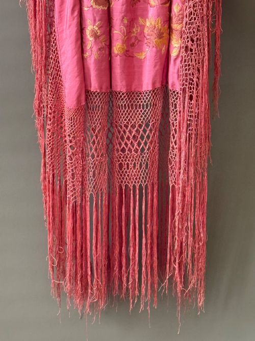 ANTIQUE EMBROIDERED CHINESE SILK PIANO SHAWL C1920 - ADDITIONAL PHOTO 3