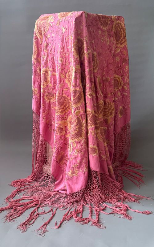 ANTIQUE EMBROIDERED CHINESE SILK PIANO SHAWL C1920 - ADDITIONAL PHOTO 8