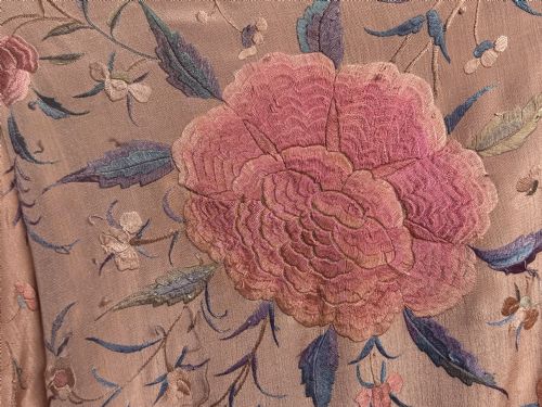 HUGE PALE PINK ANTIQUE HAND EMBROIDERED CHINESE SILK FRINGED SHAWL - ADDITIONAL PHOTO 3