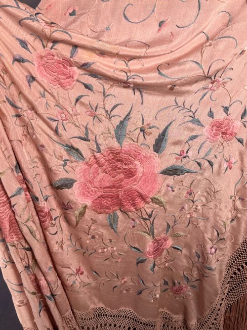 HUGE PALE PINK ANTIQUE HAND EMBROIDERED CHINESE SILK FRINGED SHAWL - ADDITIONAL PHOTO 4