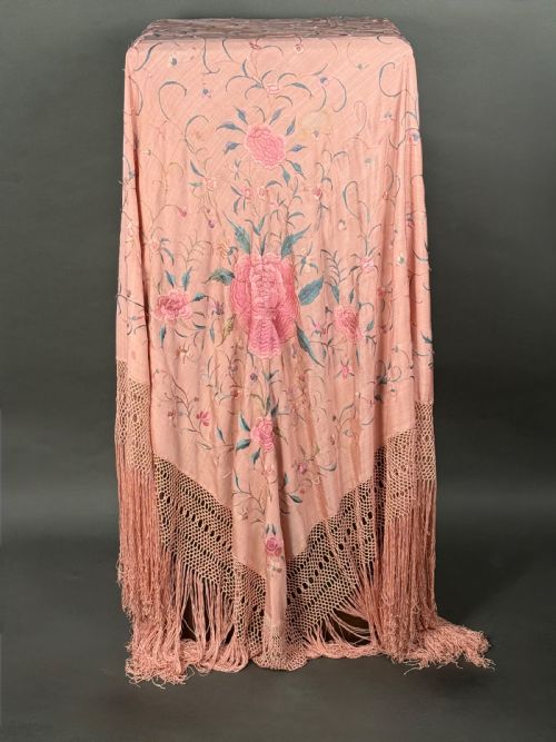 HUGE PALE PINK ANTIQUE HAND EMBROIDERED CHINESE SILK FRINGED SHAWL - ADDITIONAL PHOTO 11