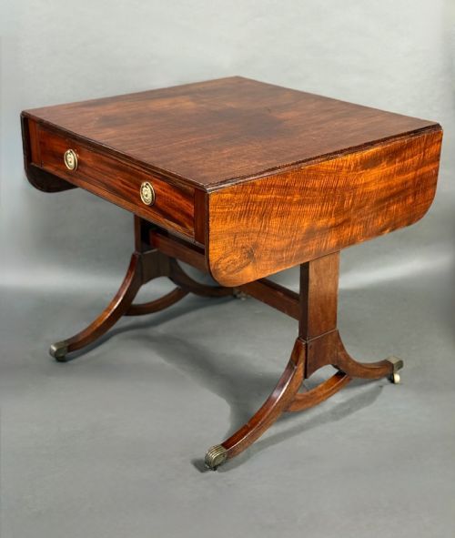ELEGANT 19TH CENTURY FLAME MAHOGANY SOFA TABLE