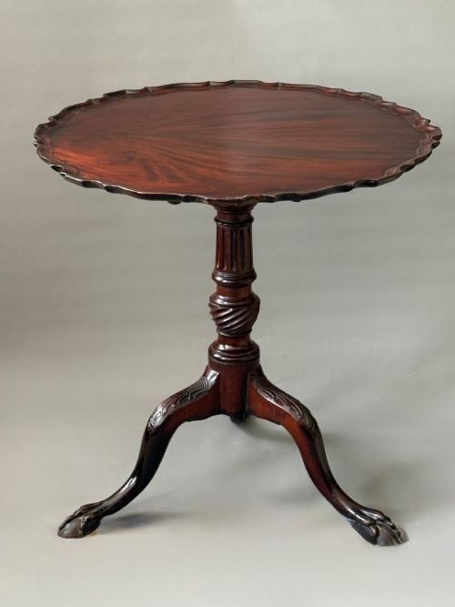 FINE 18TH CENTURY GEORGE III MAHOGANY PIE CRUST TRIPOD TABLE IN THE CHIPPENDALE TASTE