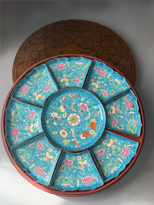 ANTIQUE CHINESE ENAMEL 'CABARET' SWEETMEAT DISH SET - ADDITIONAL PHOTO 5