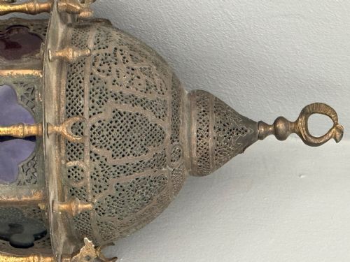 19TH CENTURY MOROCCAN PIERCED BRASS AND GLASS HANGING LANTERN - ADDITIONAL PHOTO 3