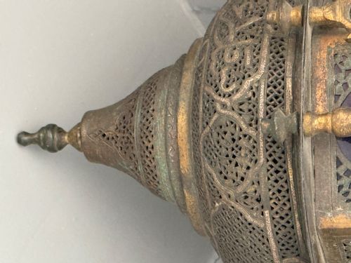 19TH CENTURY MOROCCAN PIERCED BRASS AND GLASS HANGING LANTERN - ADDITIONAL PHOTO 4