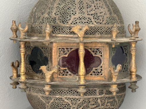 19TH CENTURY MOROCCAN PIERCED BRASS AND GLASS HANGING LANTERN - ADDITIONAL PHOTO 5