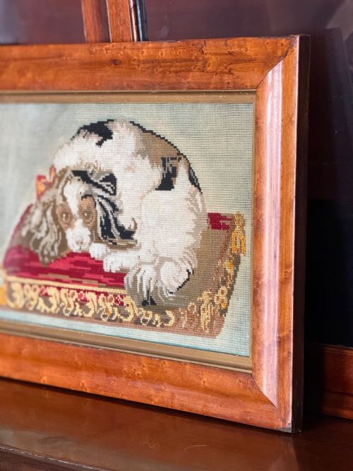 ANTIQUE KING CHARLES SPANIEL TAPESTRY IN BURR MAPLE FRAME - ADDITIONAL PHOTO 3