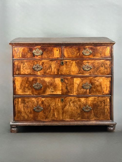 EARLY 18TH CENTURY QUEEN ANNE FIGURED WALNUT CHEST OF DRAWERS.
