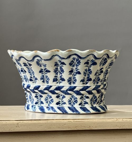 EARLY 18TH CENTURY DELFT BOUGH POT 