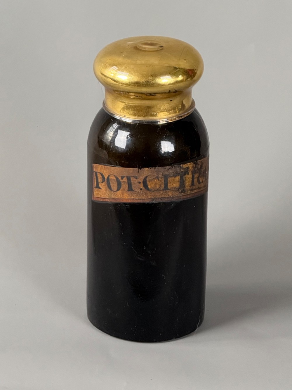 LARGE AND FINE 19TH CENTURY GLASS APOTHECARY JAR View III