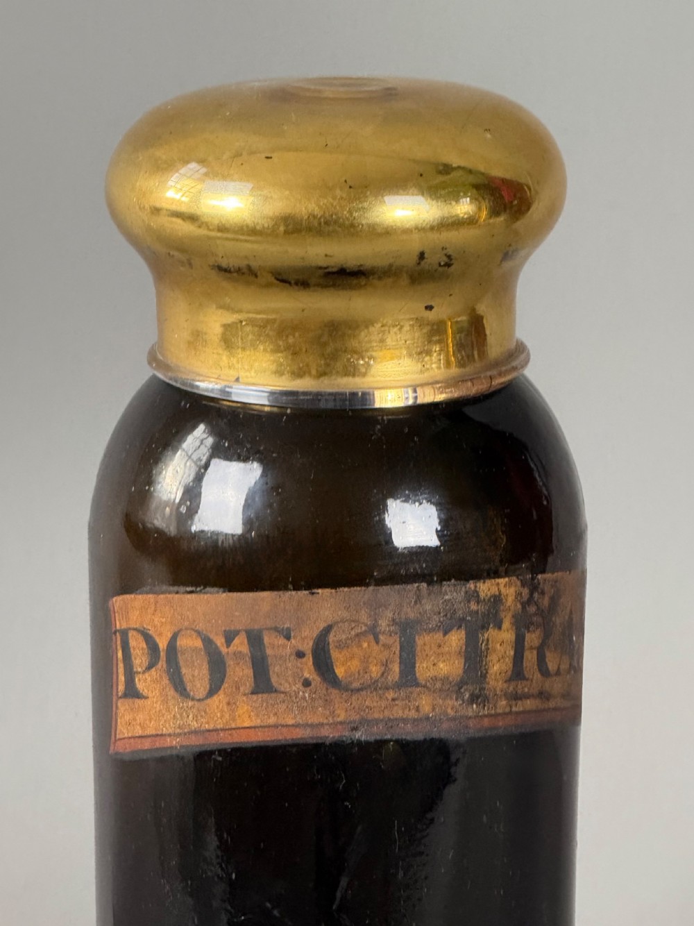 LARGE AND FINE 19TH CENTURY GLASS APOTHECARY JAR View II