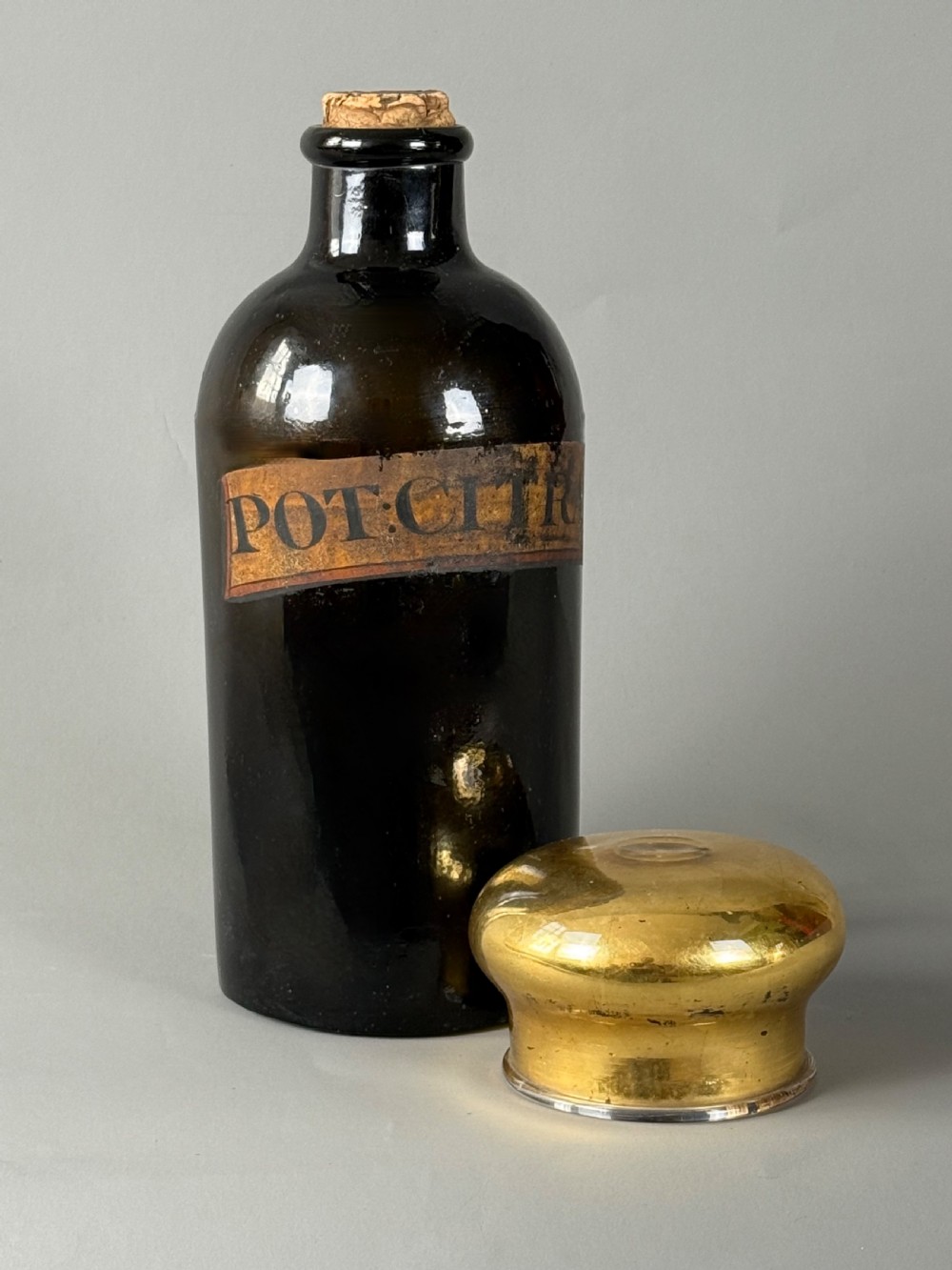 LARGE AND FINE 19TH CENTURY GLASS APOTHECARY JAR View IV