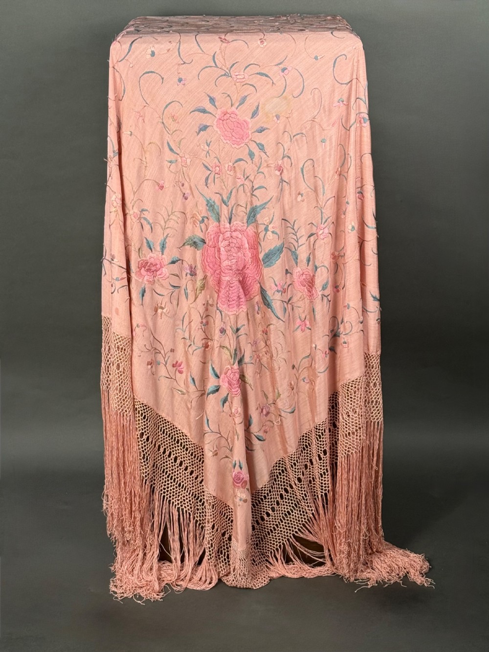 HUGE PALE PINK ANTIQUE HAND EMBROIDERED CHINESE SILK FRINGED SHAWL 