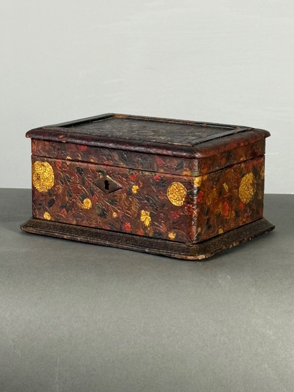 GOLD AND POLYCHROME LEATHER COVERED BOX ATTRIBUTED TO SUSSE FRERES PARIS 