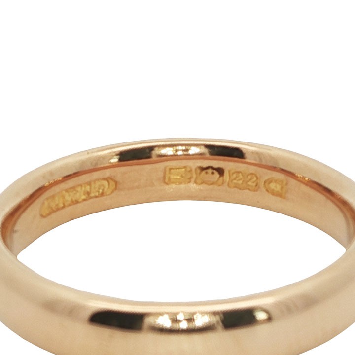 An Edwardian 22ct yellow gold wedding band displaying a smooth 4mm D-shape profile and stamped internal British hallmarks. View II