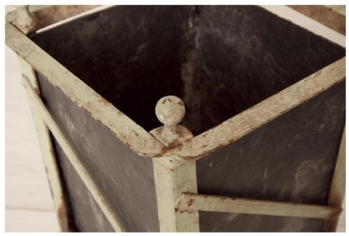 PAIR OF SLATE LINED REGENCY GARDEN PLANTERS - ADDITIONAL PHOTO 1