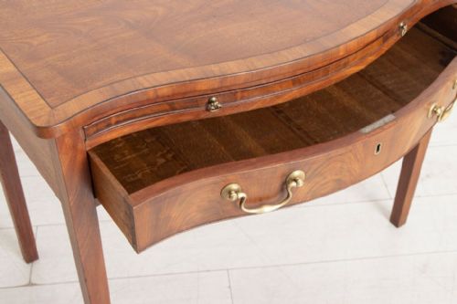 LATE 18TH CENTURY GEORGIAN MAHOGANY GENTLEMAN'S TABLE WITH BRUSHING SLIDE - ADDITIONAL PHOTO 3
