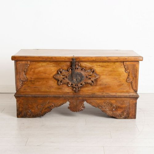 early 19th century continental pine trunk - CATEGORY: ANTIQUE CHESTS - DATED 19TH CENTURY