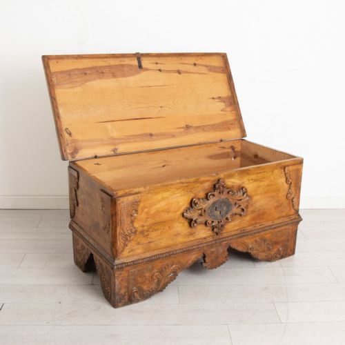 EARLY 19TH CENTURY CONTINENTAL PINE TRUNK - ADDITIONAL PHOTO 2