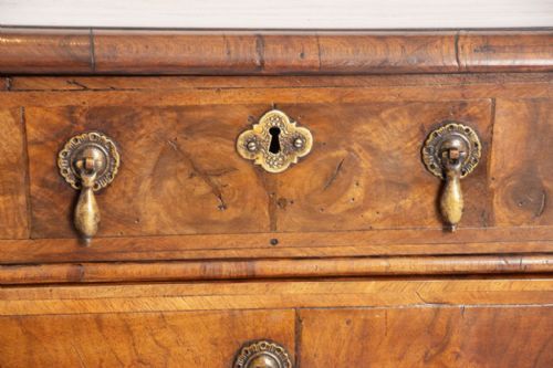 ANTIQUE WALNUT GEORGE III CHEST OF DRAWERS C1750 - ADDITIONAL PHOTO 5