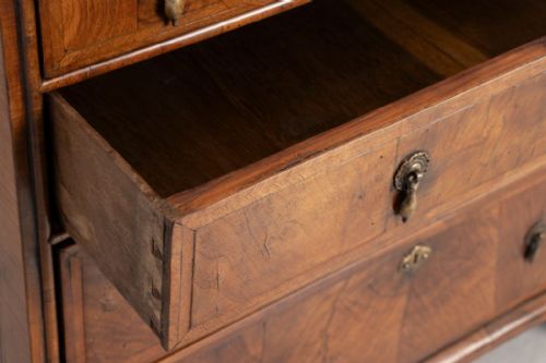 ANTIQUE WALNUT GEORGE III CHEST OF DRAWERS C1750 - ADDITIONAL PHOTO 7