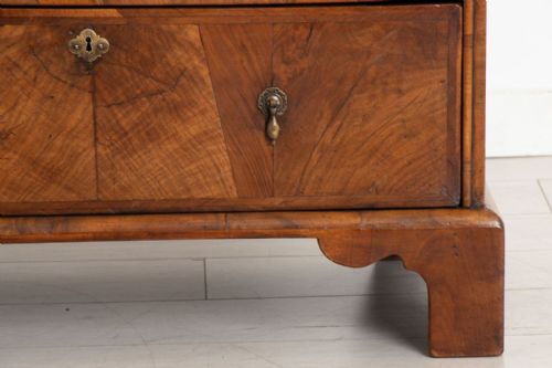ANTIQUE WALNUT GEORGE III CHEST OF DRAWERS C1750 - ADDITIONAL PHOTO 8