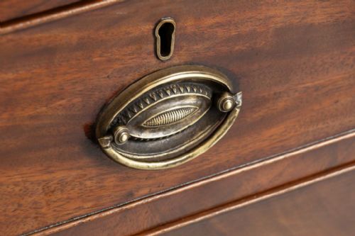 SMALL GEORGIAN MAHOGANY CHEST OF DRAWERS WITH OVAL BRASS PLATE HANDLES C1800 - ADDITIONAL PHOTO 2
