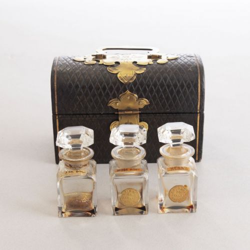 VICTORIAN TRAVELLING SET OF PERFUME BOTTLES IN ORIGINAL BOX - ADDITIONAL PHOTO 1