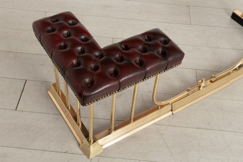 EDWARDIAN POLISHED BRASS CLUB FENDER WITH LEATHER CHESTERFIELD SEAT - ADDITIONAL PHOTO 1
