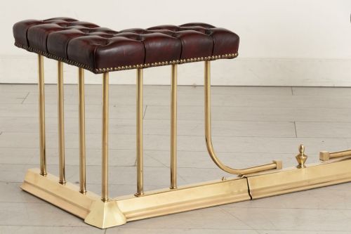 EDWARDIAN POLISHED BRASS CLUB FENDER WITH LEATHER CHESTERFIELD SEAT - ADDITIONAL PHOTO 2