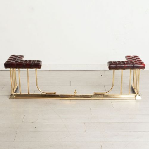 EDWARDIAN POLISHED BRASS CLUB FENDER WITH LEATHER CHESTERFIELD SEAT - ADDITIONAL PHOTO 4