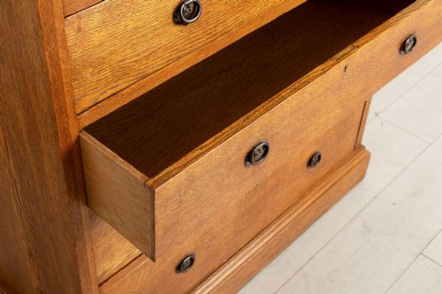 LARGE ARTS CRAFTS CHEST OF DRAWERS IN OAK - ADDITIONAL PHOTO 2