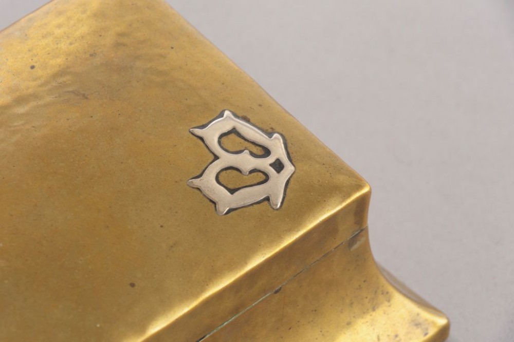 Arts & Crafts Cigarette Box in Hammered Brass c.1920 View III