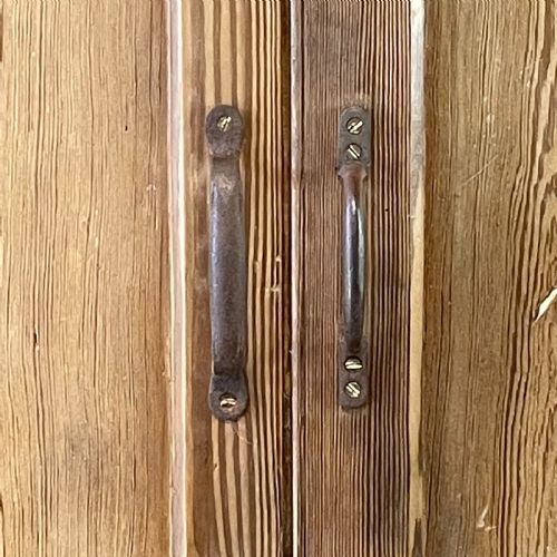 LARGE EARLY 20TH C PINE CUPBOARD - ADDITIONAL PHOTO 6