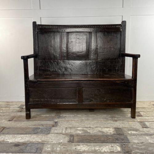 18th c oak box settle - CATEGORY: ANTIQUE FURNITURE - DATED 18TH CENTURY