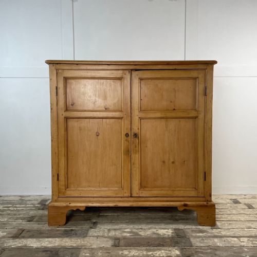 large victorian pine cupboard - CATEGORY: ANTIQUE SIDEBOARDS - DATED VICTORIAN