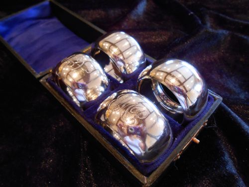 boxed antique set of four solid silver napkin rings 1915 - CATEGORY: ANTIQUE SILVER - DATED 1910