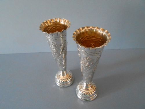 LOVELY PAIR OF WILLIAM COMYNS BUD VASES 1890 - ADDITIONAL PHOTO 2