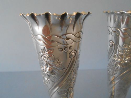 LOVELY PAIR OF WILLIAM COMYNS BUD VASES 1890 - ADDITIONAL PHOTO 4