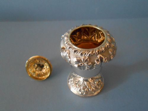 BEAUTIFUL ANTIQUE SILVER POUNCE POT 1840 - ADDITIONAL PHOTO 1