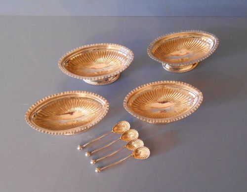 EXCELLENT SET OF ANTIQUE VICTORIAN SILVER SALTS WITH SPOONS - ADDITIONAL PHOTO 1
