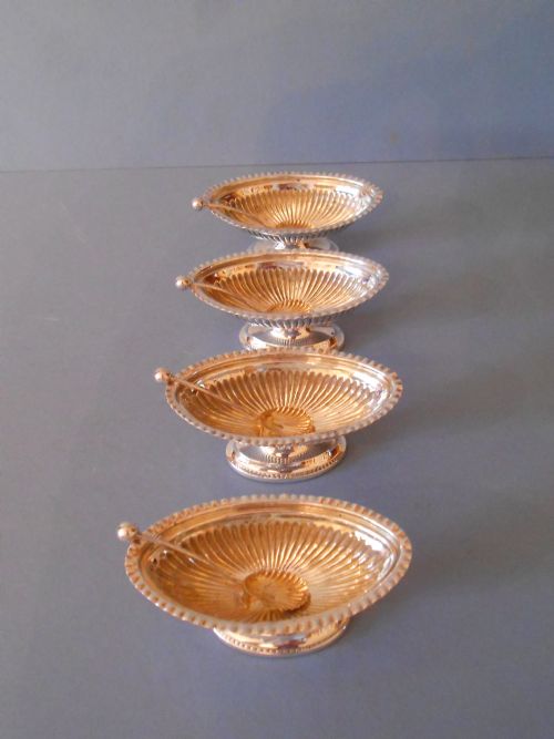 EXCELLENT SET OF ANTIQUE VICTORIAN SILVER SALTS WITH SPOONS - ADDITIONAL PHOTO 4