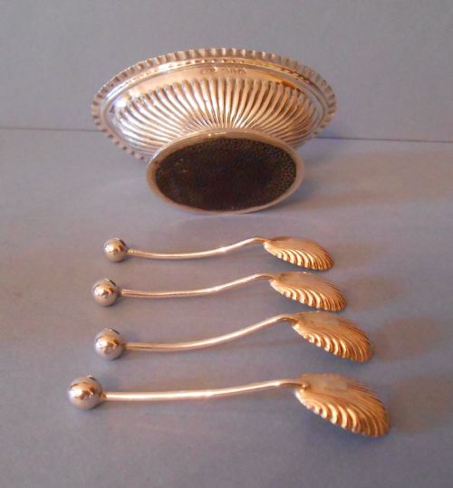 EXCELLENT SET OF ANTIQUE VICTORIAN SILVER SALTS WITH SPOONS - ADDITIONAL PHOTO 5