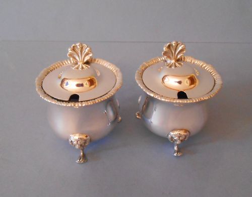 EXCELLENT HEAVY PAIR OF ANTIQUE EDWARDIAN SOLID SILVER MUSTARDS - ADDITIONAL PHOTO 4